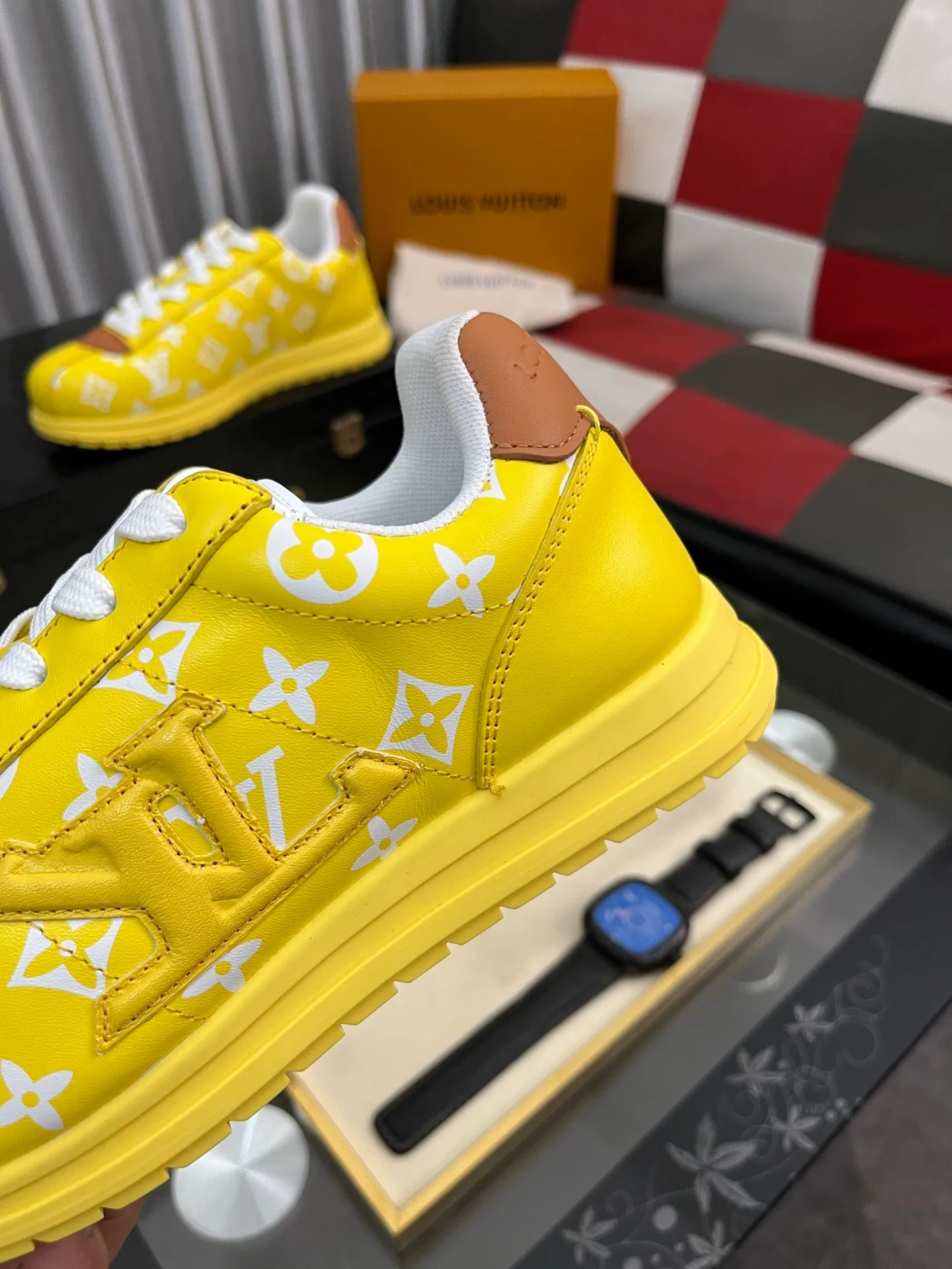Men's shoes 💰700⌚️⌚️LV TARINE Louis Vuitton x Tyler joint model Donkey brand L family embossed couple style casual sneakers skate shoes original purchase and development This LV Trainer sneaker comes from the Louis Vuitton and Tyler collaboration series. The Monogram pattern and brand logo are transformed into nubuck calf leather embossing and side decoration respectively, witnessing the artist's creative interpretation of classic elements. The deep tones accentuate the complex upper, which requires hours of craftsmanship to complete. Exquisitely packaged at the delivery counter🛍📦 ▪️Fabrics: Original customized first-layer cowhide ▪️Inner lining: Original customized breathable mesh ▪️Outsole: Original open-molded two-color TPU combination outsole ▪️Sole thickness: 3CM ▪️Size: Women's 35-40 / Men's 38-46